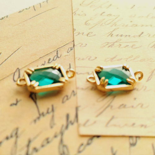 チャーム 2 個 ガラス 多面カット コネクター 2カン付き エメラルド