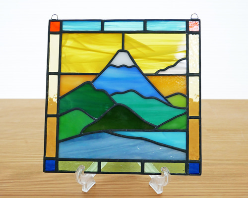 春の富士山のステンドグラスパネル （生徒さんの作品。富士山の