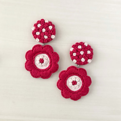 ドット柄×揺れるお花の刺繍ピアス/イヤリング【レッド】 1枚目の画像