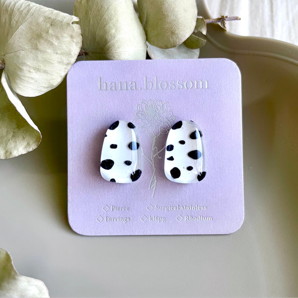 glass trapezoid animal dalmatian Earrings 1枚目の画像