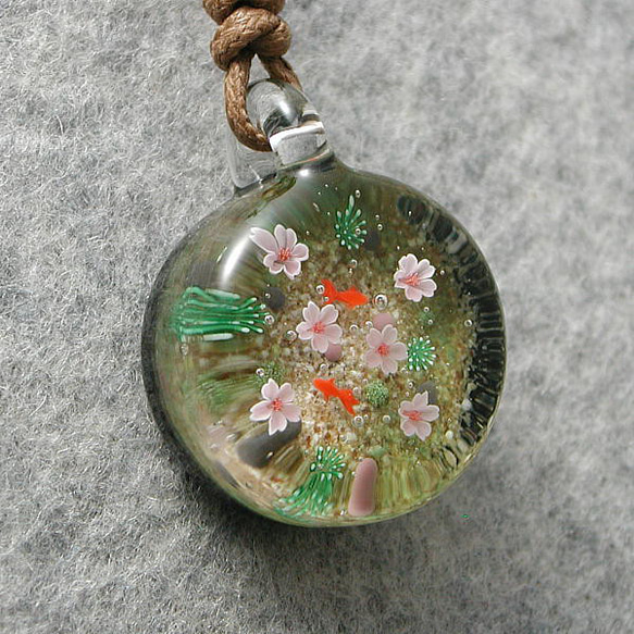 平玉・池に舞い落ちた桜 とんぼ玉 ガラス ネックレス No2154 3枚目の画像