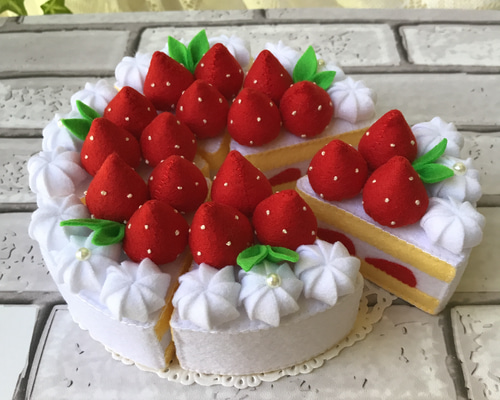 コチページ＊フェルトケーキ ショートケーキ (→スワイプ)途中経過の様子と動画 . ケーキの形