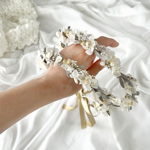 【親子2点セット】ホワイトとダスティーグリーンのボタニカル花かんむり / プリザーブド×ドライフラワー花冠　ヘッドドレス 4枚目の画像