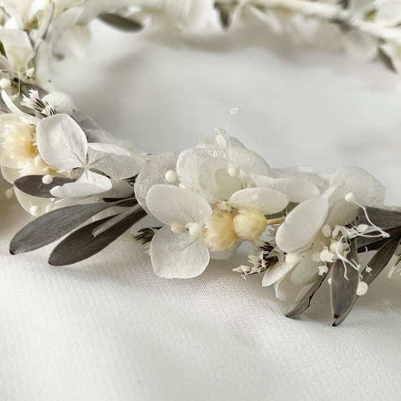 【親子2点セット】ホワイトとダスティーグリーンのボタニカル花かんむり / プリザーブド×ドライフラワー花冠　ヘッドドレス 9枚目の画像