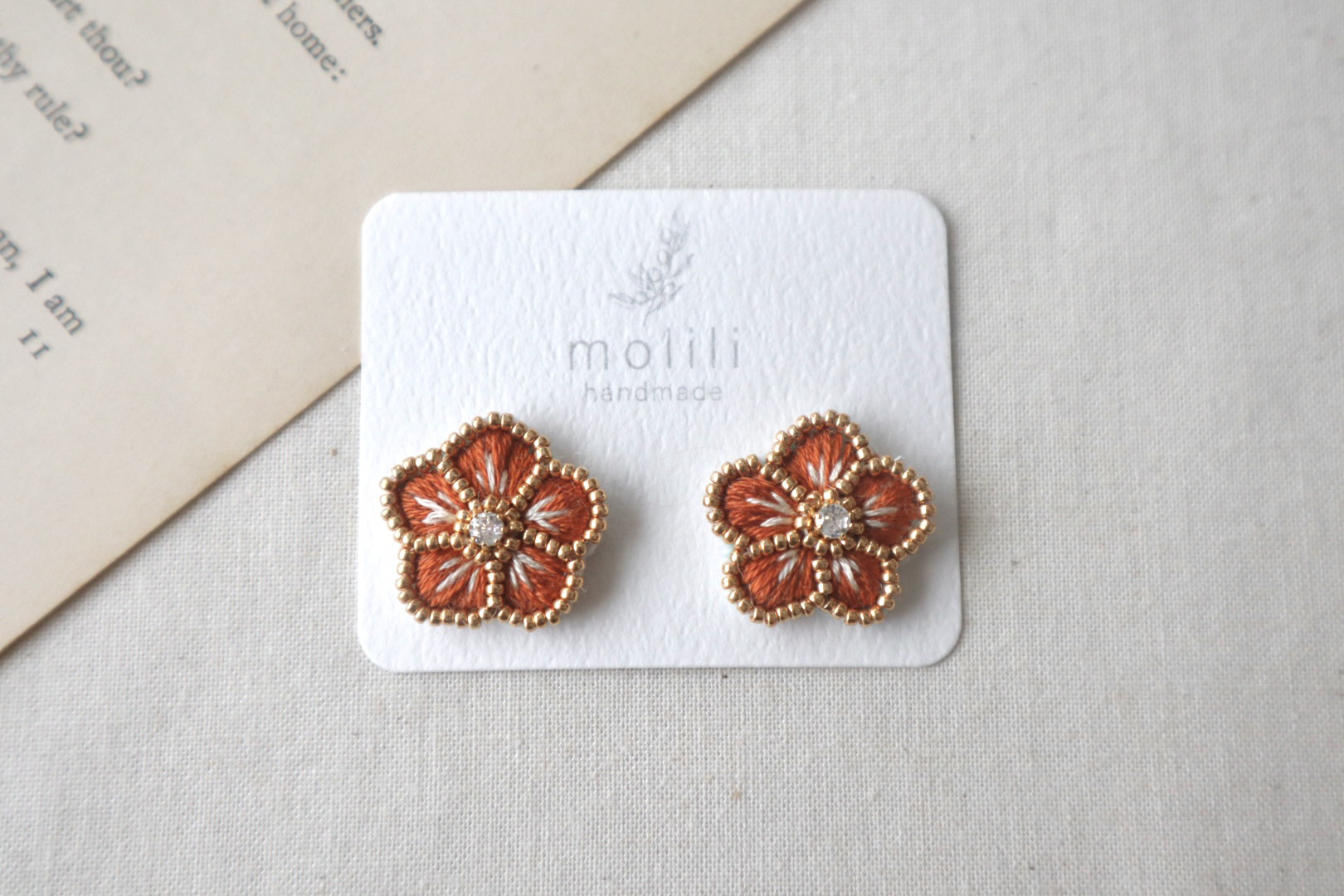 ベイクドオレンジの花のビーズ刺繍の耳飾り【イヤリング /ピアス