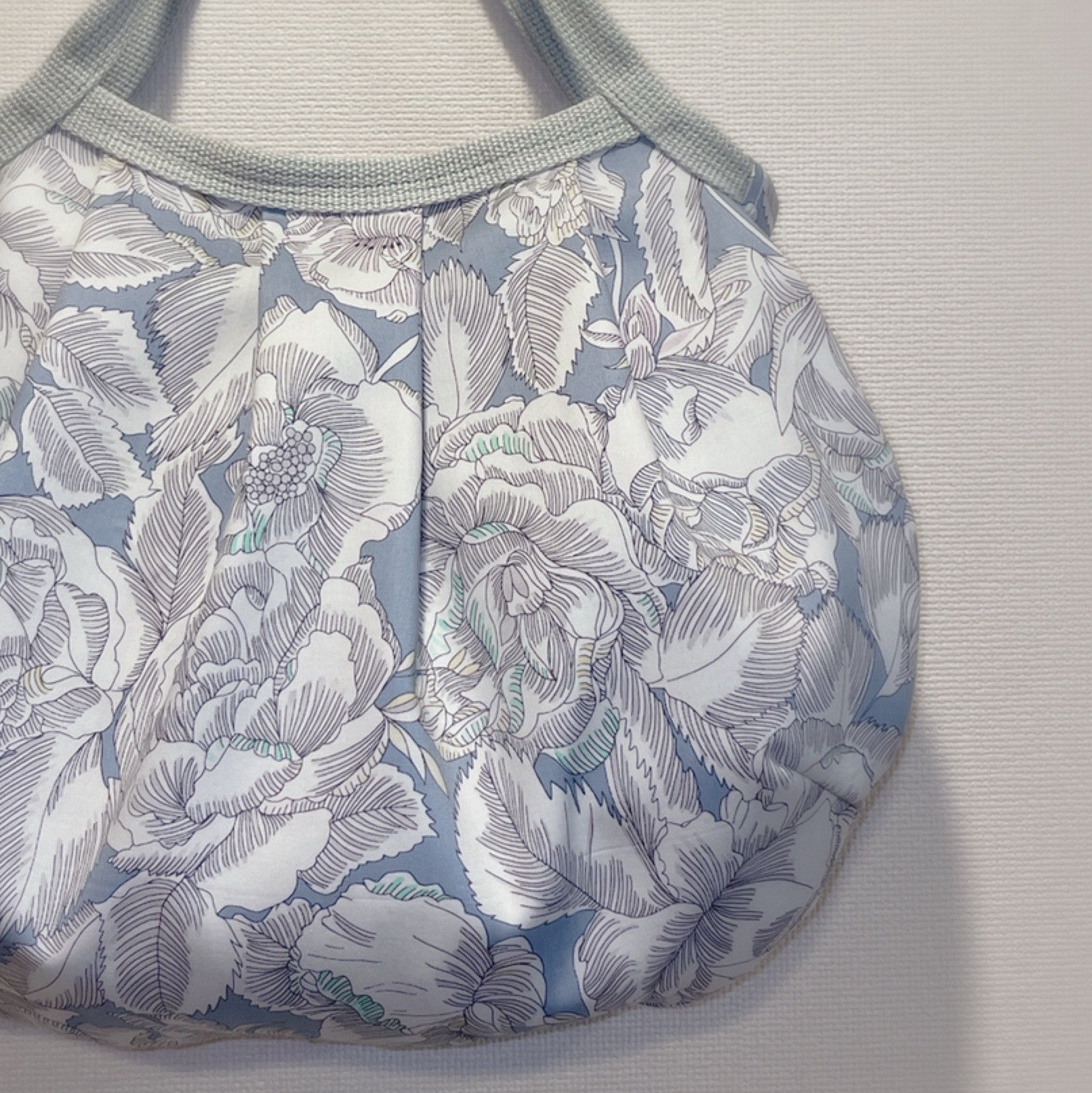 コロンと可愛いショルダーグラニーバッグ　✤リバティ✤  オーガスト•ローズ　サックスブルー　◎選べる2サイズ