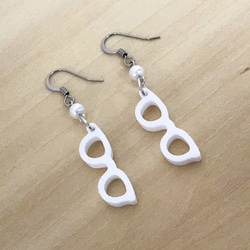 Glasses ear ring white with acrylic pearl 第1張的照片