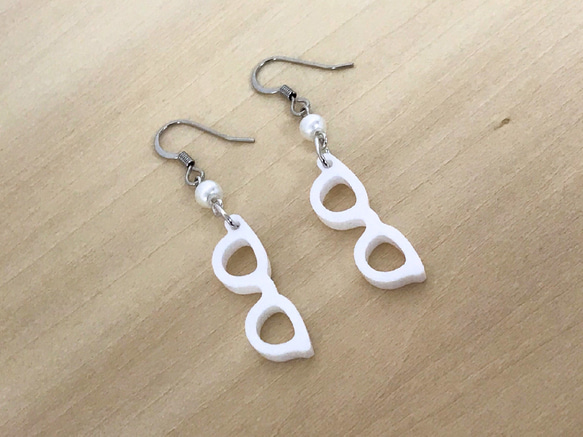 Glasses ear ring white with acrylic pearl 第1張的照片