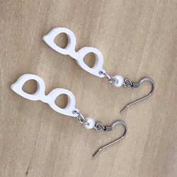 Glasses ear ring white with acrylic pearl 第3張的照片