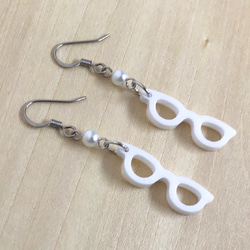 Glasses ear ring white with acrylic pearl 第2張的照片