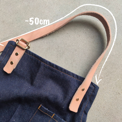 デニム×本革レザーのワイルドなワークエプロン。経年変化する