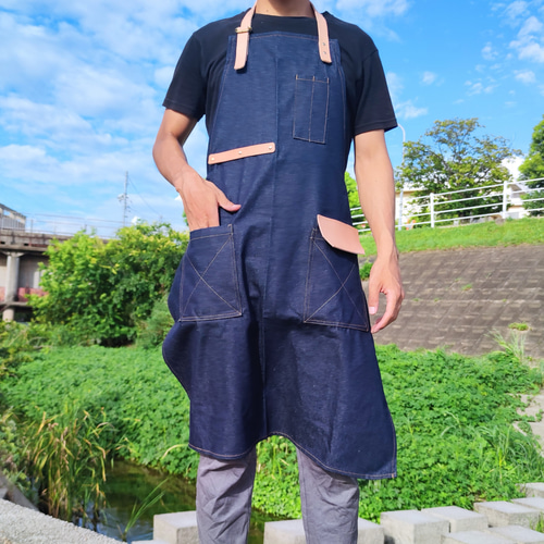 デニム×本革レザーのワイルドなワークエプロン。経年変化する素材を