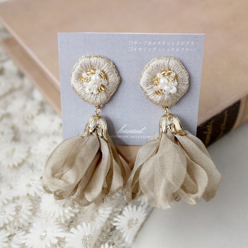 シフォンタッセル×花のビーズ刺繍ピアス/イヤリング