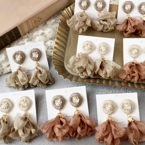 シフォンタッセル×花のビーズ刺繍ピアス/イヤリング