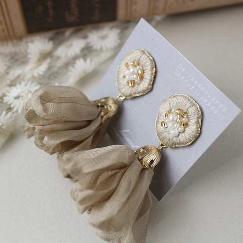 シフォンタッセル×花のビーズ刺繍ピアス/イヤリング/ノンホールピアス