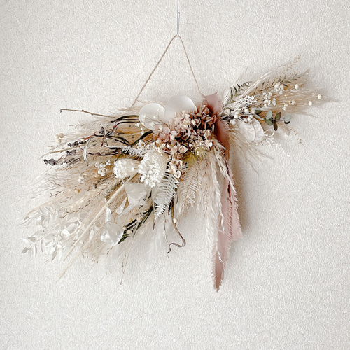 ベージュとモカ　ふんわり優しいドライフラワー横長スワッグ パンパスグラスの横向きスワッグ ホワイトベージュ ドライフラワー