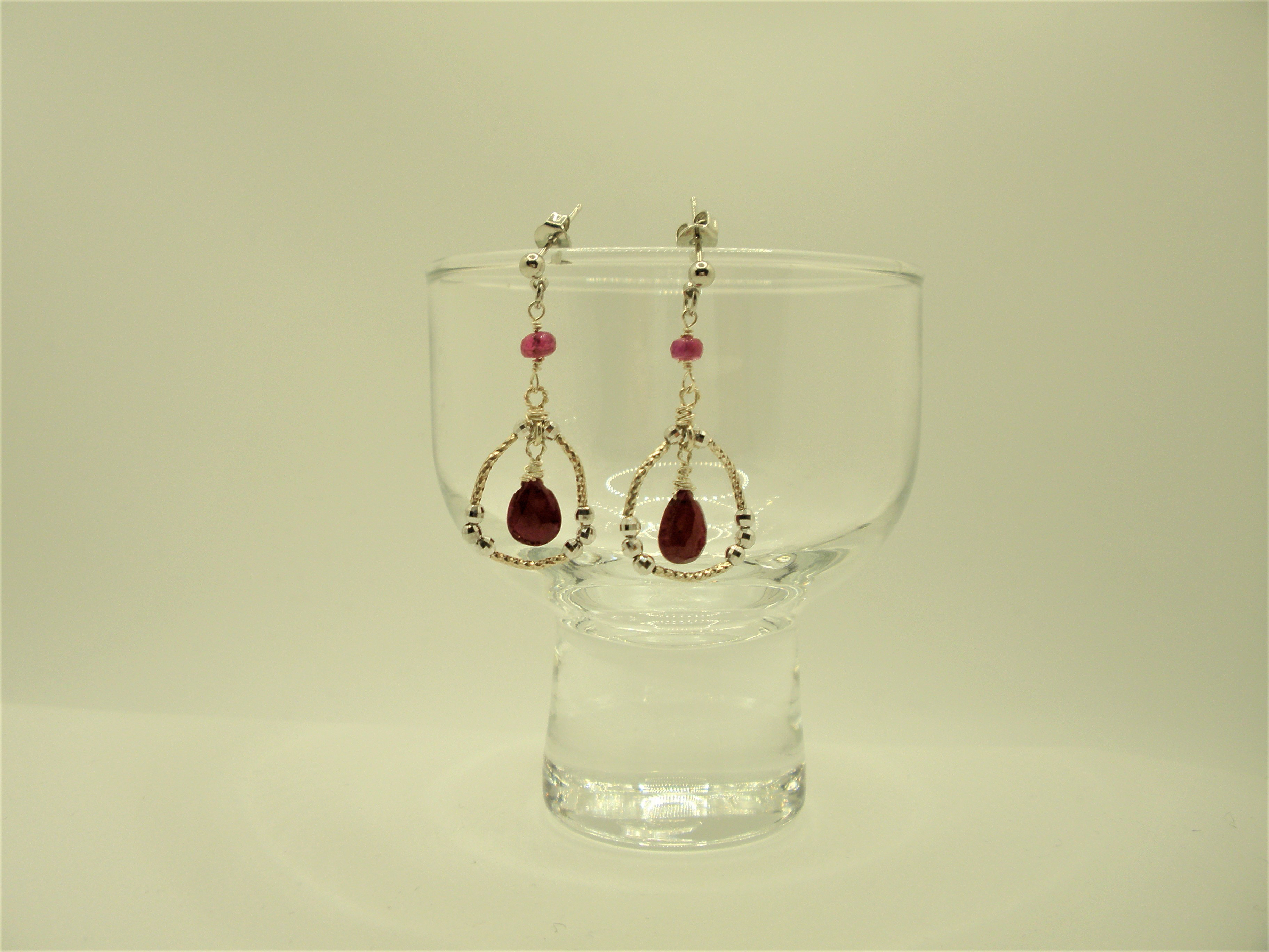 ルビーの美しいピアス