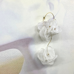 結婚式 フラワー フープピアス 大ぶり ふわふわ フラワー フープ ブライダル ウエディング 花嫁 6枚目の画像