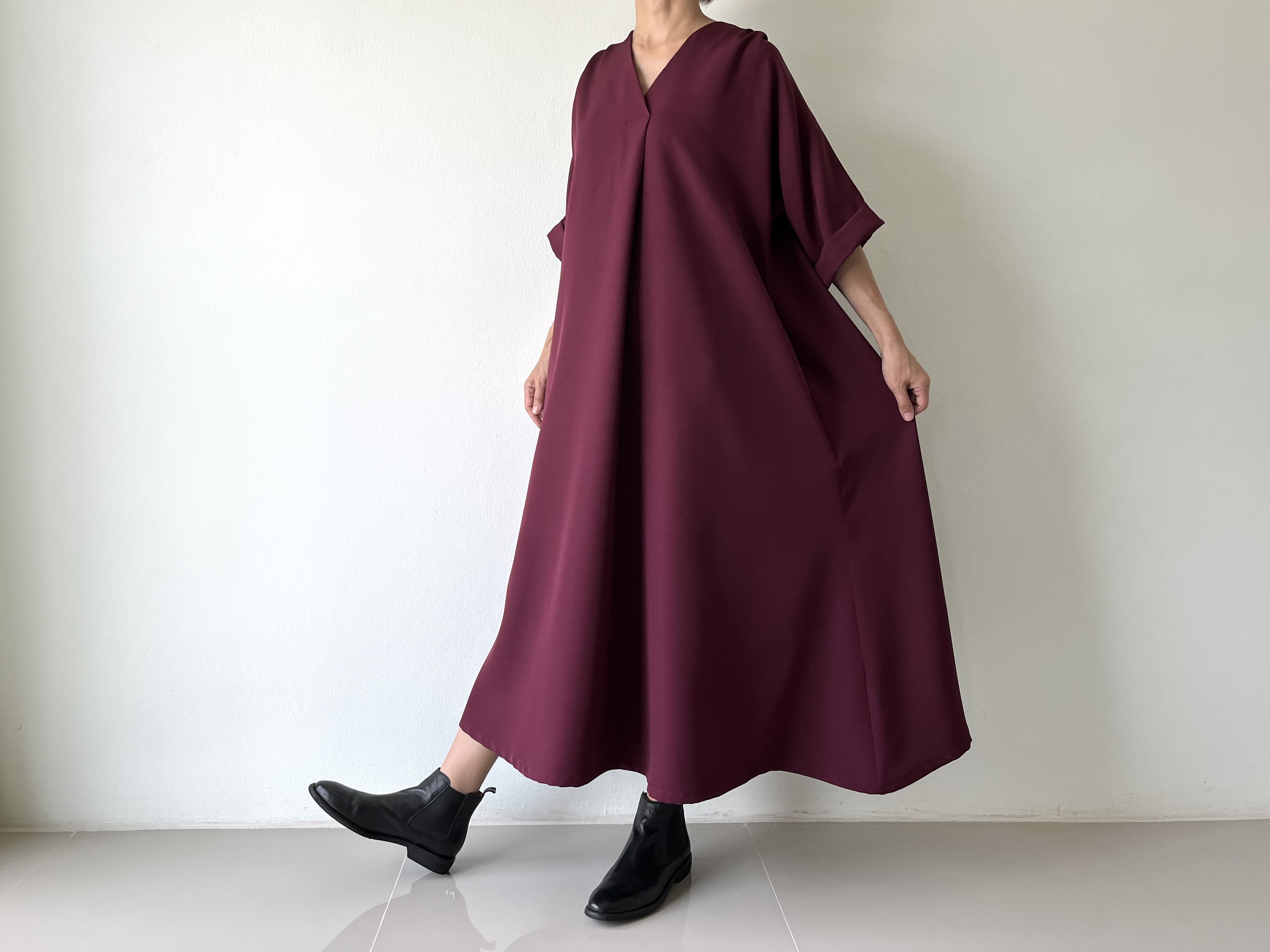 日常着なのに特別感。ドラマティックに揺れる存在感大のフレアマキシワンピース。フレア効果で体型カバーも。ボルドー色