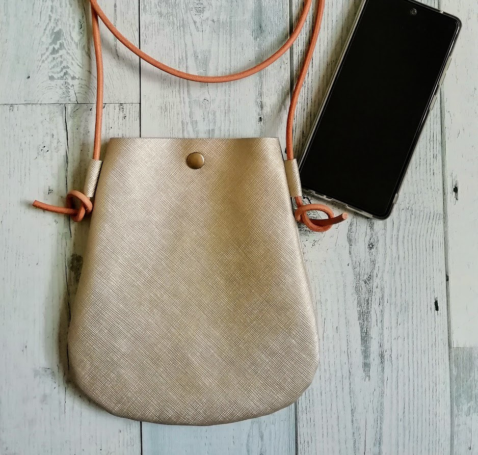 【送料無料】スマホショルダー（シャンパンシルバー）サコッシュ　レザー　本革　シンプル　マルチポシェット