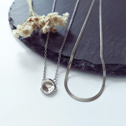 Z. ワンポイント変形シルバービーズと華奢スネークチェーンネックレス