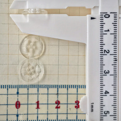 ヨーロッパ製 デザインボタン　クリア透かし葉　四つ穴 (年代物) 3枚目の画像