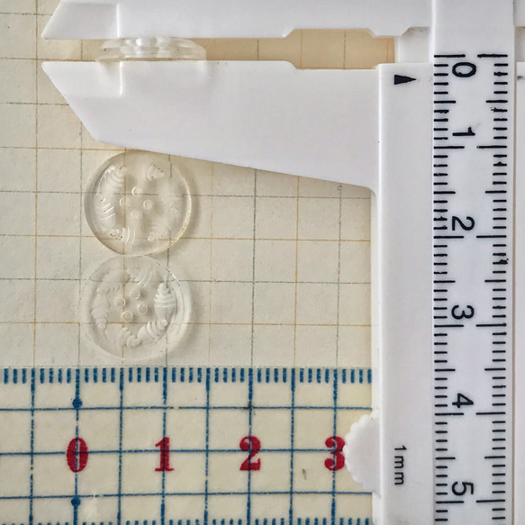 ヨーロッパ製 デザインボタン　クリア透かし葉　四つ穴 (年代物) 3枚目の画像