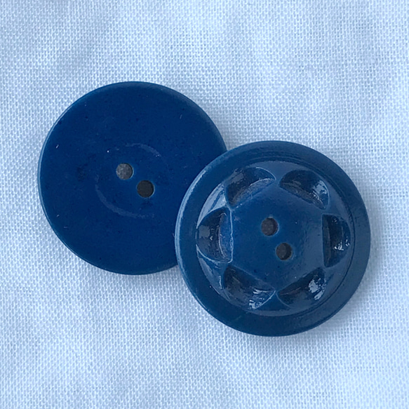 ヨーロッパ製 デザインボタン　濃紺彫り柄　二つ穴 (年代物) 1枚目の画像