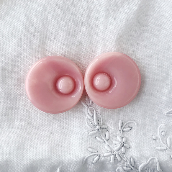ヨーロッパ製 デザインボタン　ピンク目玉　裏穴 (年代物) 1枚目の画像