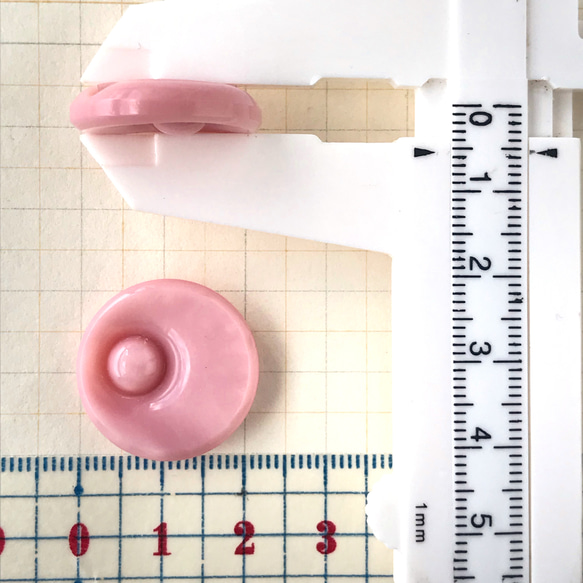 ヨーロッパ製 デザインボタン　ピンク目玉　裏穴 (年代物) 4枚目の画像