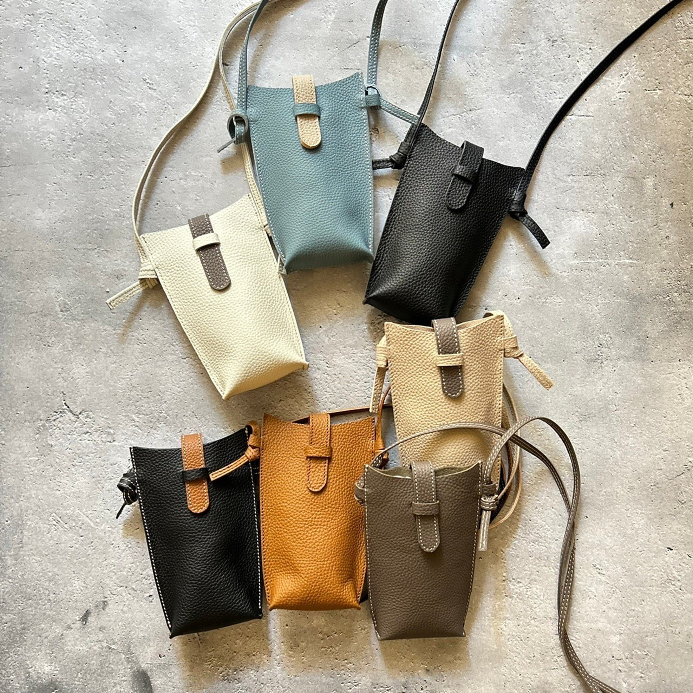 豊岡工房 牛革スマホが操作できるショルダー│銀座de通販