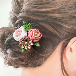 つまみ細工のコームの髪飾り　ピンク系の花々　かすみ草のオプションあり 1枚目の画像
