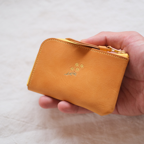 ミモザの刺繍　小さなL字ファスナー財布　キャメルイエロー 3枚目の画像