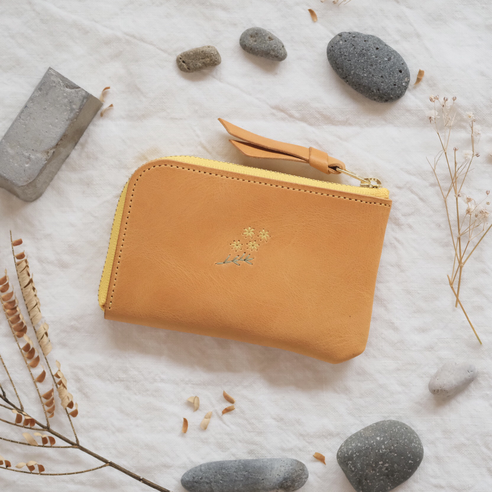 ミモザの刺繍　小さなL字ファスナー財布　キャメルイエロー
