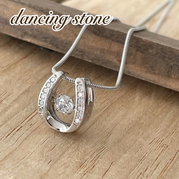 揺れるダイヤ ホースシュー＊馬蹄ネックレス/ステンレスネックレス  