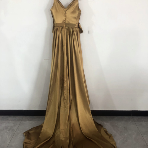 高品質！ゴールドカラードレス 背中見せ Vネック 人気上昇/2次会/前  