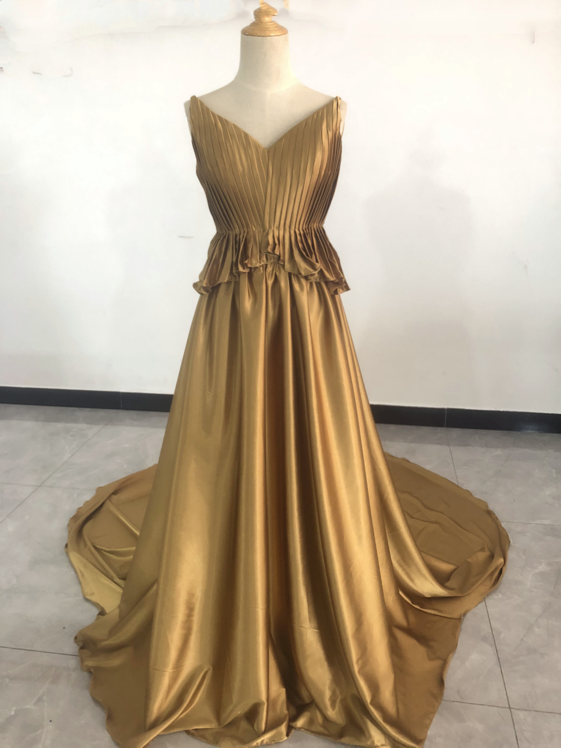 高品質！ゴールドカラードレス 背中見せ Vネック 人気上昇/2次会/前撮り/花嫁/ ￥25,980