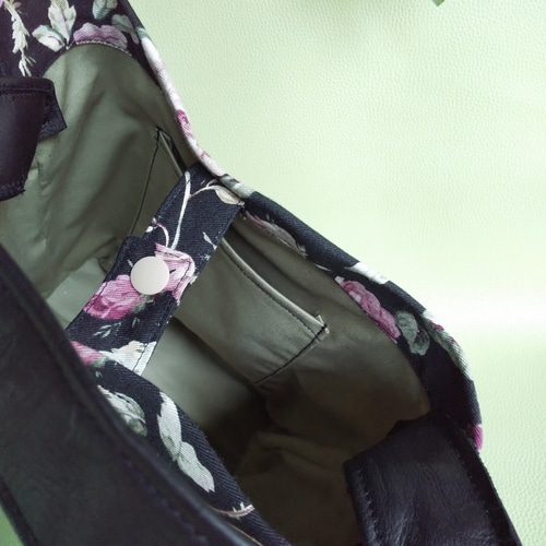 2WAYトートバッグ 華やかな薔薇の生地と手触りの良い皮革のコンビ