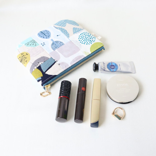 ゆゆ。パッチワークのフラットポーチ　　（ベージュ系） ゆゆ。パッチワークのフラットポーチ （ベージュ系） ゆゆ様専用