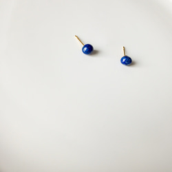 再販⋆*綺麗な藍色が目を引くラピスラズリ1粒スタッドピアス・イヤリング 2枚目の画像