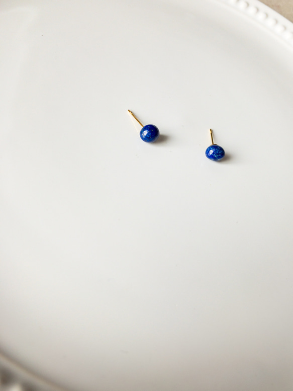 再販⋆*綺麗な藍色が目を引くラピスラズリ1粒スタッドピアス・イヤリング 2枚目の画像