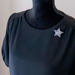 星空の煌き　星のビーズ刺繍ブローチ（クリスタル・クラシックブルー・シルバー） 7枚目の画像