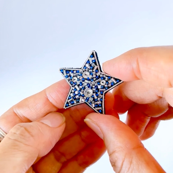 星空の煌き　星のビーズ刺繍ブローチ（クリスタル・クラシックブルー・シルバー） 5枚目の画像