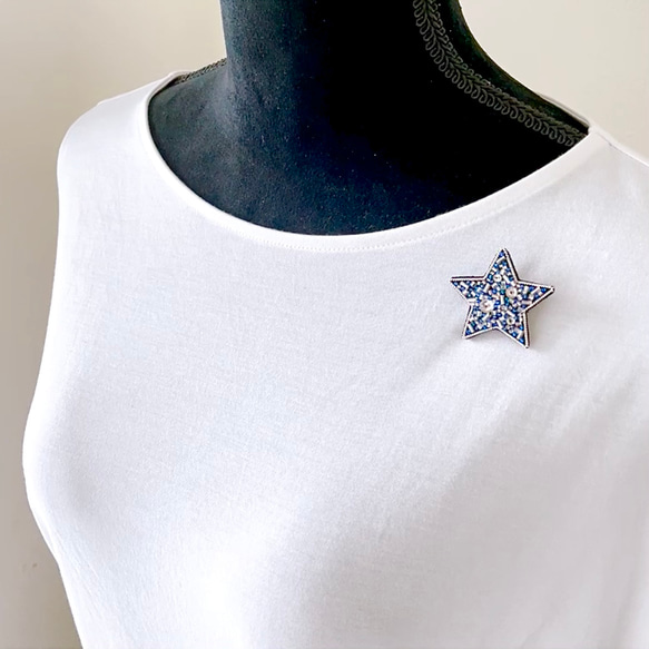 星空の煌き　星のビーズ刺繍ブローチ（クリスタル・クラシックブルー・シルバー） 3枚目の画像
