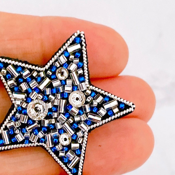 星空の煌き　星のビーズ刺繍ブローチ（クリスタル・クラシックブルー・シルバー） 2枚目の画像