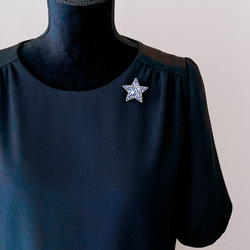 星空の煌き　星のビーズ刺繍ブローチ（クリスタル・クラシックブルー・シルバー） 8枚目の画像