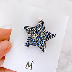 星空の煌き　星のビーズ刺繍ブローチ（クリスタル・クラシックブルー・シルバー） 10枚目の画像