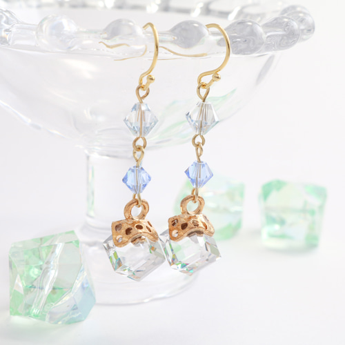 □ 46248★年 スワロフスキー ピアス 片耳 ライトグリーン クリスタル □ 46248☆年 スワロフスキー ピアス 片耳 ライトグリーン