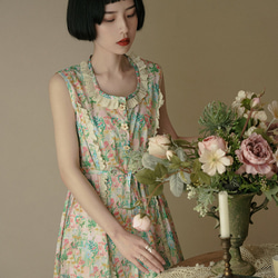 花花綠綠的夏天 U領刺綉花邊碎花無袖洋裝 後腰繫帶無袖連身裙 第1張的照片