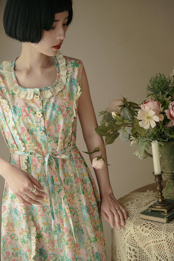 花花綠綠的夏天 U領刺綉花邊碎花無袖洋裝 後腰繫帶無袖連身裙 第7張的照片
